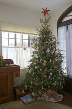 Thank you for looking, and thanks to Carolyn for allowing me to photograph her wonderful decorations and home. Have a Merry Christmas and a Happy New Year!